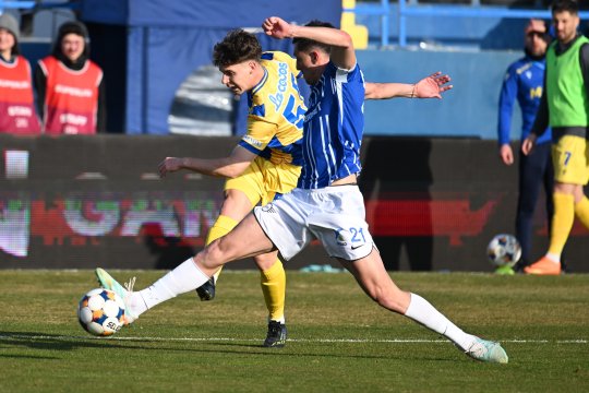 Accidentare gravă în Farul - Petrolul! Un jucător a părăsit terenul pe targă și riscă să nu mai joace în 2026