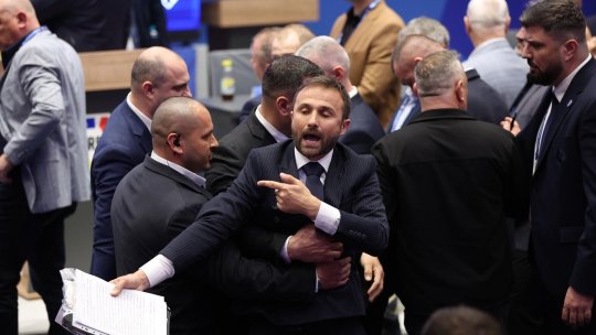 Scandal la alegerile FRF. Ilie Drăgan n-a fost lăsat să-și citească discursul. Paznicii au încercat să-l scoată din sală