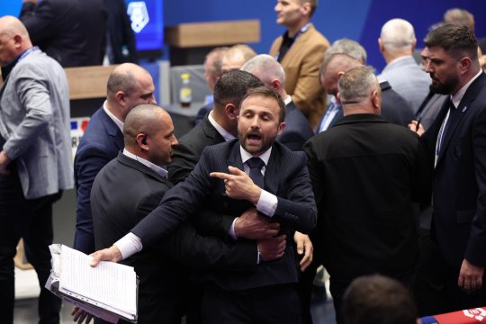 Scandal la alegerile FRF. Ilie Drăgan n-a fost lăsat să-și citească discursul. Paznicii au încercat să-l scoată din sală