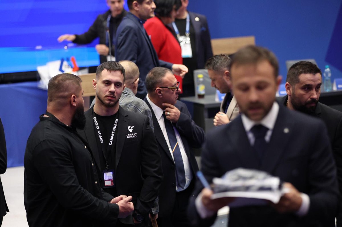 Ilie Dragan supravegheat de un angajat al firmei de paza