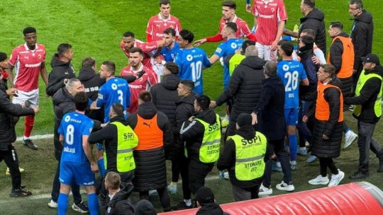 Final de repriză tensionat pe Arena Națională! Conflict între jucătorii lui Dinamo și ai Craiovei la marginea terenului