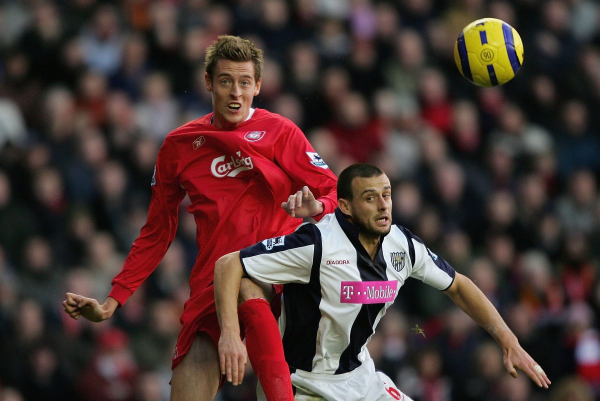 Neil Clement în duel cu Peter Crouch