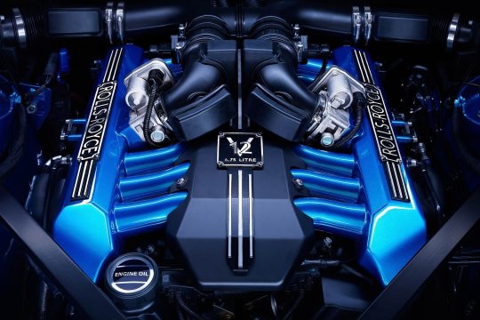 Luxul nu se grăbește. Rolls-Royce amână tranziția complet electrică