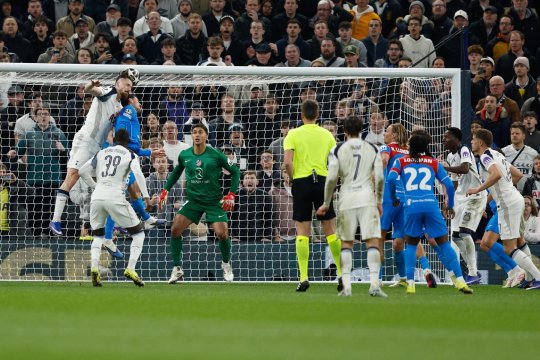 Un fost jucător din SuperLiga, gata să o preia pe Tottenham Hotspur