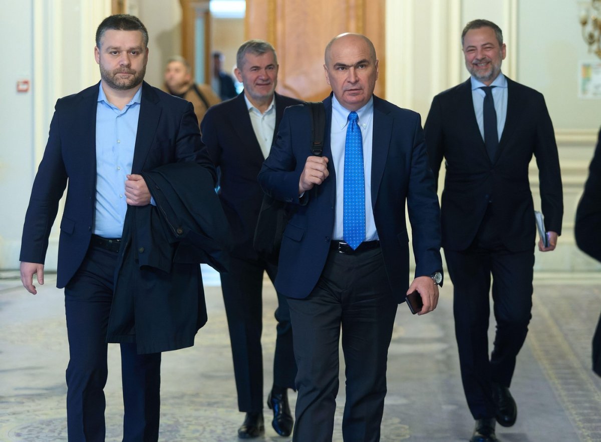 Valeriu Iftime (în spate) face parte din liderii PNL