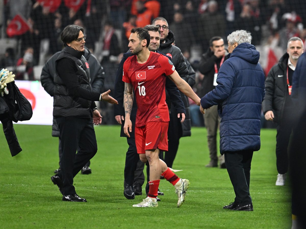 La finalul partidei de joi seara, Hakan Çalhanoğlu a mers la Mircea Lucescu și i-a mulțumit pentru ce a făcut pentru el