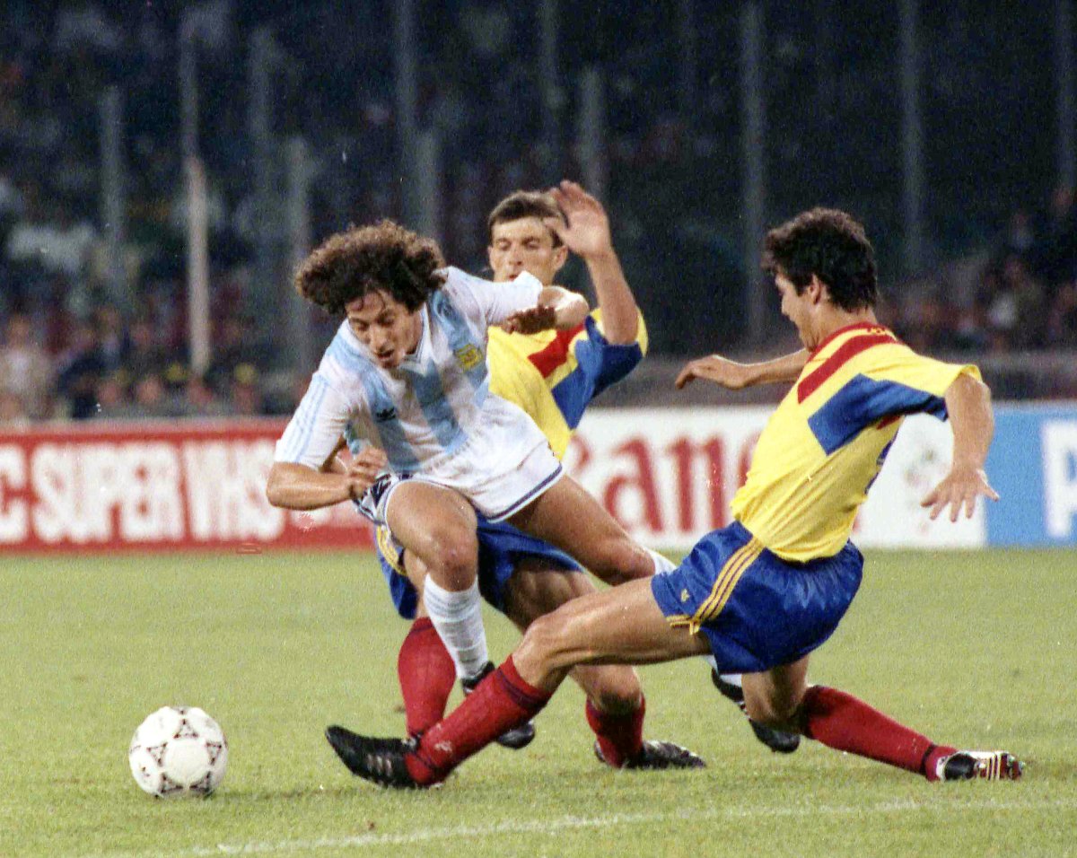 Ioan Ovidiu Sabău, în meciul cu Argentina de la Mondialul din 1990