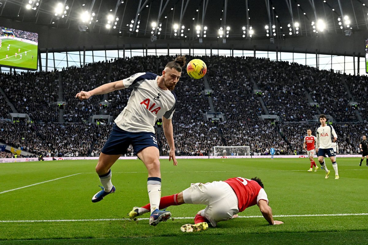 Radu Drăgușin, în timpul partidei cu Arsenal, pierdută de Tottenham, scor 1-4