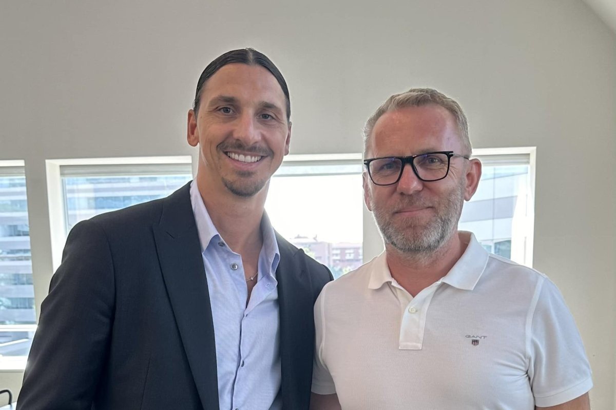 Catalin Sărmășan, în dreapta, riscă să fie suspendat de FIFA deoarece a pariat pe mai multe meciuri