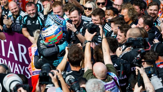 Russell, entuziast după debutul excelent de sezon. Ce spune Leclerc