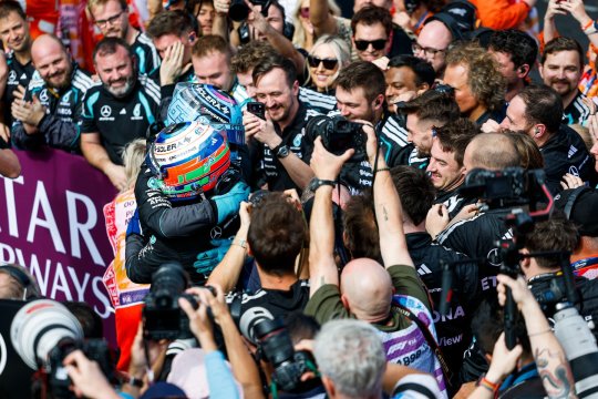 Russell, entuziast după debutul excelent de sezon. Ce spune Leclerc