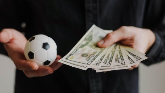 Dinamo îi dădea un salariu de 15 ori mai mare, dar fotbalistul a semnat cu Craiova: ”M-a băgat în mașină și ne-am oprit la un hotel din centrul Caracalului”