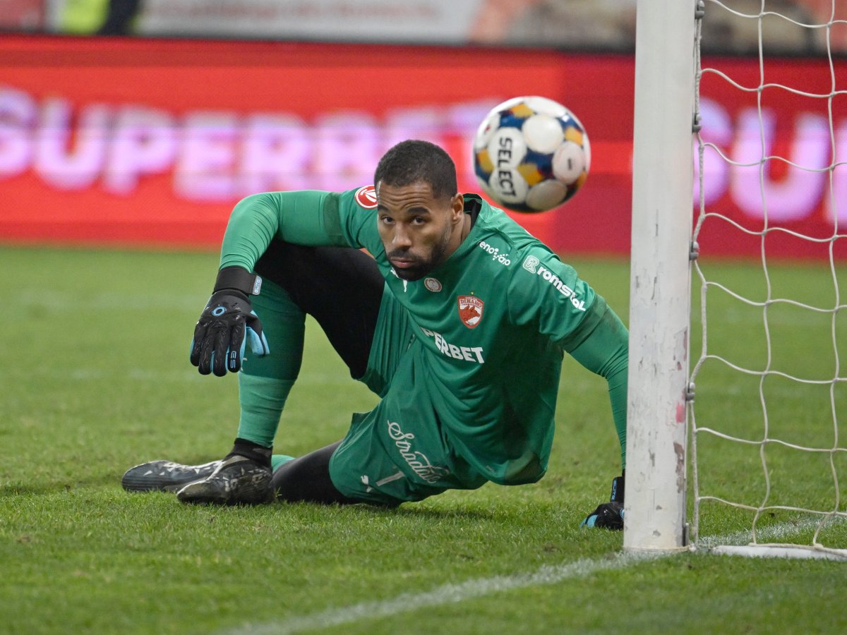 Epassy l-a trecut pe banca de rezerve pe Roșca la Dinamo