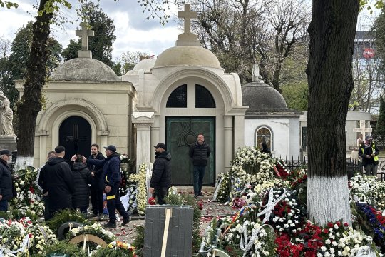 Ceremonia de la Cimitirul Bellu s-a încheiat. Mircea Lucescu a fost înmormântat!