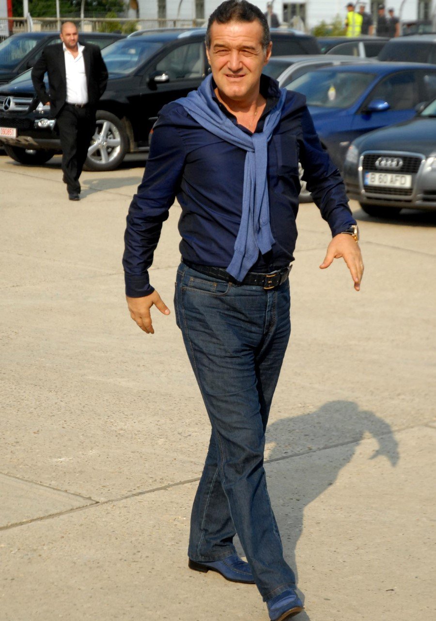 Patron la FCSB încă din 2003, Gigi Becali n-a renunțat niciodată la obiceiul de a se amesteca în treburile echipei