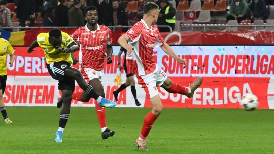 Dinamo - U Cluj 0-0, ACUM, pe iAMsport.ro. Adrian Florea și Remus Răureanu, concluzii dure la pauză: ”Nu poate câștiga decât în urma unei gafe colosale” / ”Se comportă ca și cum nu ar fi rău egalul”