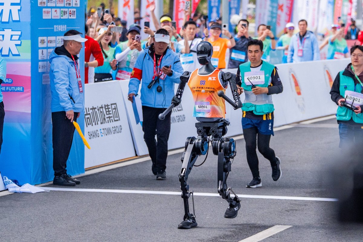 Un robot umanoid a doborât recordul mondial la semimaraton