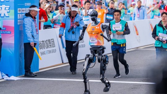Un robot umanoid a participat la semimaratonul de la Beijing și a spulberat recordul mondial
