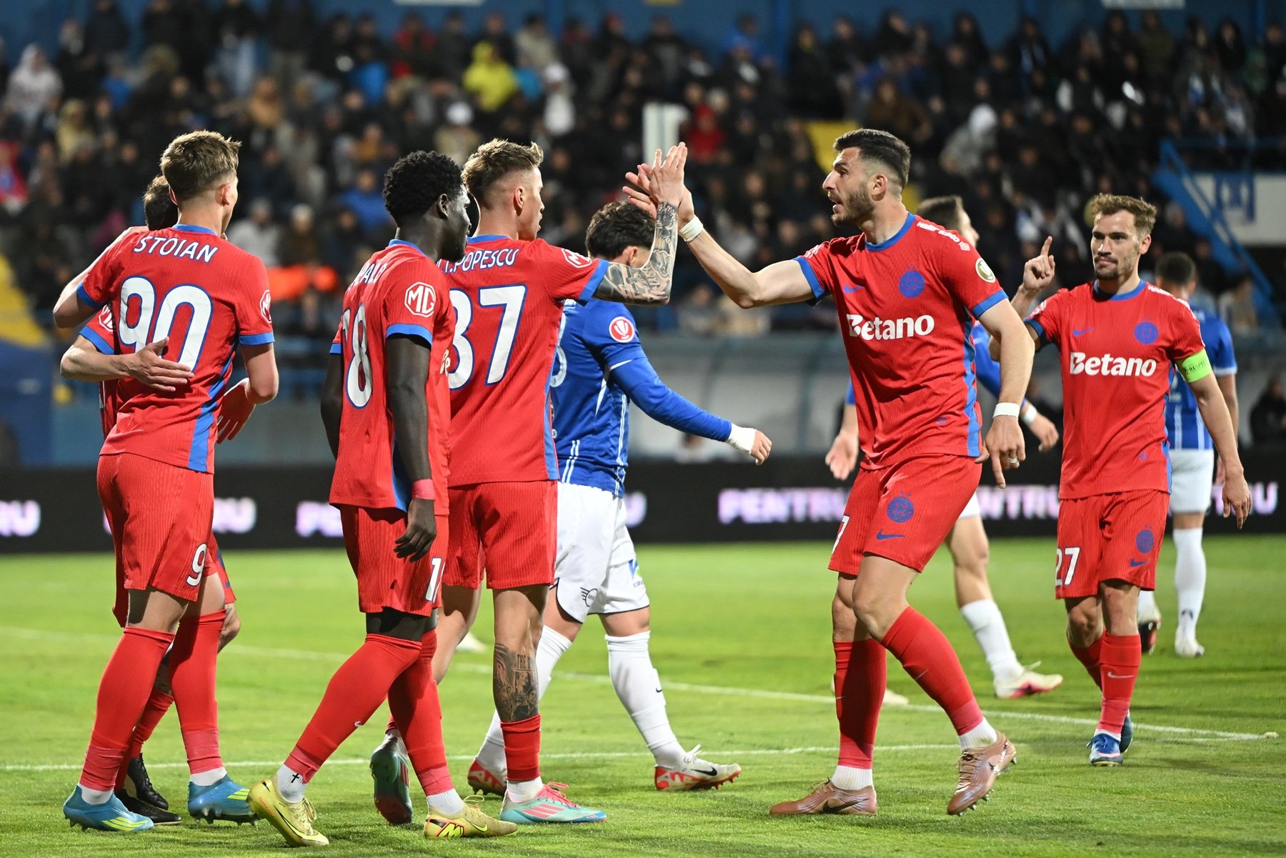 Acuzații extrem de grave după Farul - FCSB: ”Blat sinistru! Gică Popescu e fantoma lui Hagi, cumetreala a continuat”