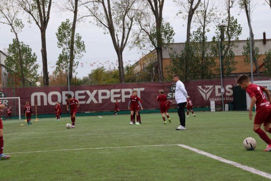 Școala de Fotbal Rapid, cuib de șpăgari? Acuzații grave din partea părinților foștilor jucători: ”Primeam procent dacă aduceam sponsorizare” / ”Ne cereau bani pentru arbitri”