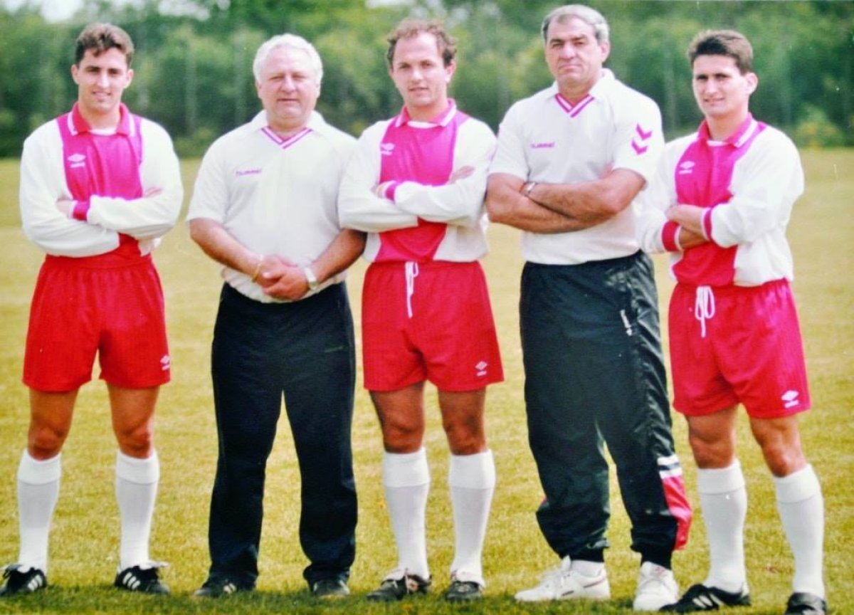 Costel Pană (ultimul dreapta) a fost campion cu Dinamo în 1992