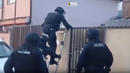 Ultrașii Stelei, luați pe sus de Poliție după ce au capturat steagul facțiunii dinamoviste Nuova Guardia: ”10 mandate de percheziție și opt de aducere”