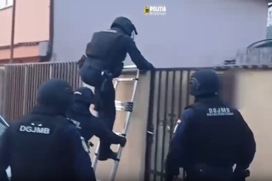 Ultrașii Stelei, luați pe sus de Poliție după ce au capturat steagul facțiunii dinamoviste Nuova Guardia: ”10 mandate de percheziție și opt de aducere”