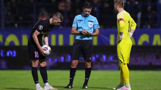 Un central român a renunțat la arbitraj în plin sezon și a semnat cu o echipă de tradiție din SuperLiga!