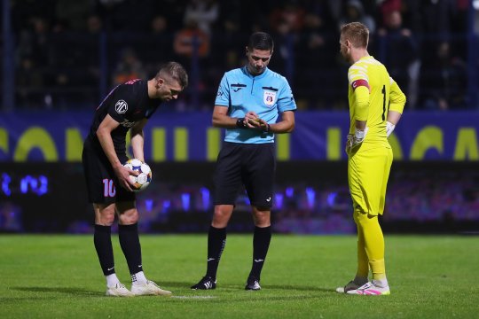 Un central român a renunțat la arbitraj în plin sezon și a semnat cu o echipă de tradiție din SuperLiga!