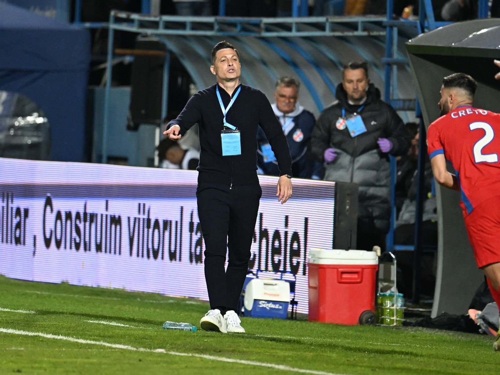 Rădoi și-a ieșit din minți și a făcut ravagii în vestiarul FCSB: ”A dat un pumn...”. Ce îl scosese din sărite