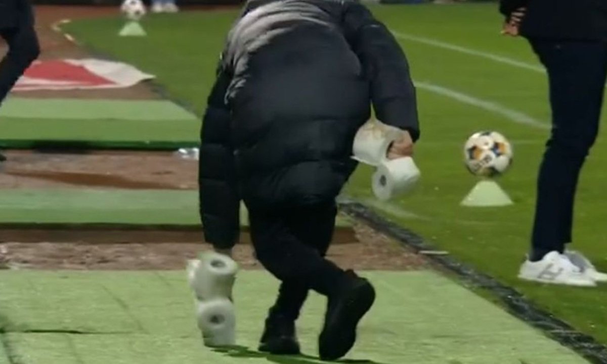 Mai multe role de hârtie igienică au fost aruncate spre Mirel Rădoi