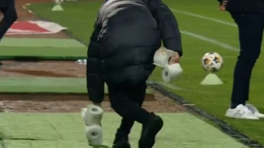 De ce fanii lui FC Botoșani l-au ”bombardat” pe Mirel Rădoi cu role de hârtie igienică