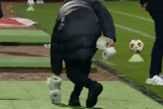 De ce fanii lui FC Botoșani l-au ”bombardat” pe Mirel Rădoi cu role de hârtie igienică