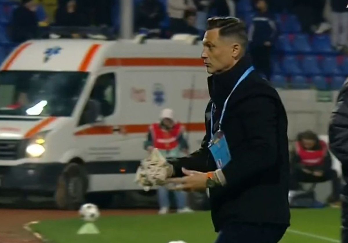 Mirel Rădoi, bombardat cu hârtie igienică la Botoșani