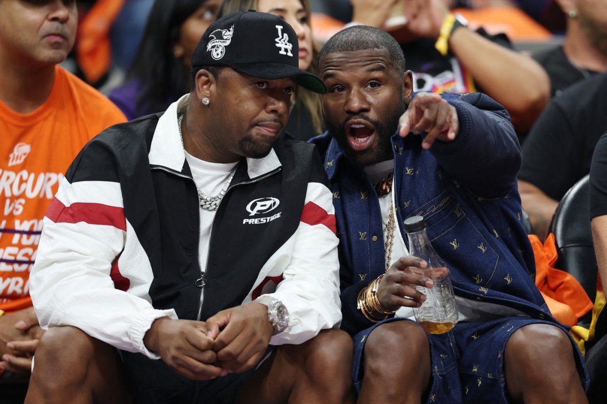 Floyd Mayweather are 49 victorii din tot atâtea posibile la profesioniști