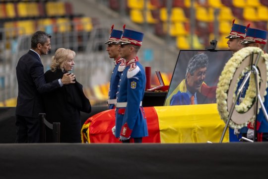 ”Răzvan Lucescu este conștient că are foarte mulți 'frați', enorm de mulți”. Verdict plin de durere la sicriul lui Mircea Lucescu