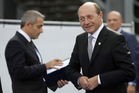 Traian Băsescu, mesaj scurt la catafalcul lui Lucescu. În urmă cu 17 ani îl decora pe ”Il Luce” cu Ordinul Naţional ”Steaua României”