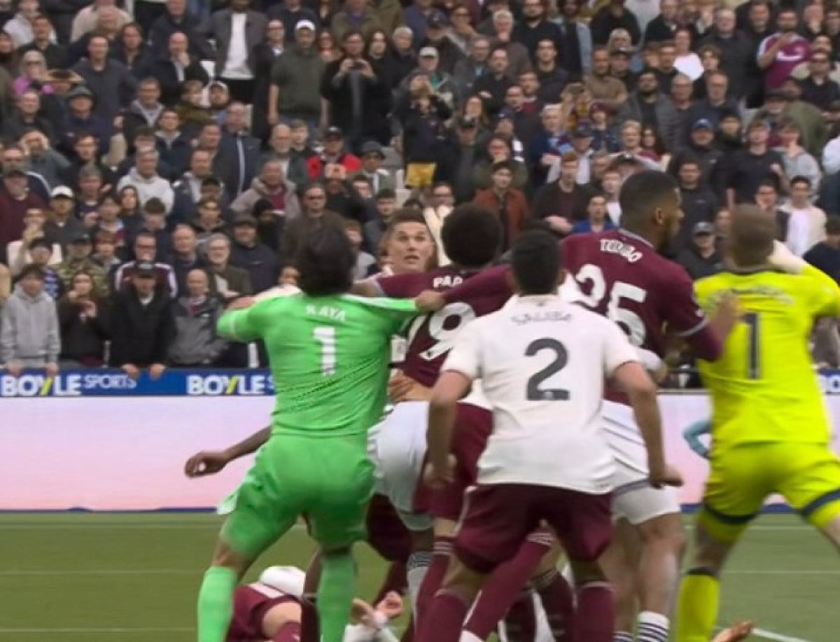 Faza controversată din prelungirile partidei West Ham - Arsenal