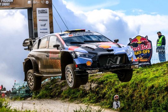 S-a întors roata în WRC: final cu probleme pentru Toyota, primul succes din 2026 pentru Hyundai!