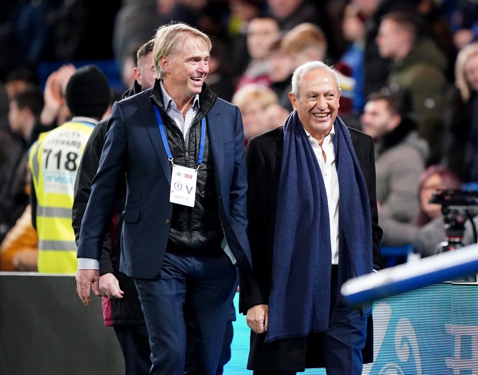 Wesley Edens (stânga), patronul echipei Aston Villa