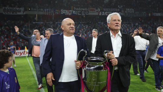 Mai multe legende ale Stelei, numite ”copilașii” lui Valentin Ceaușescu de Lăcătuș și Balint: ”S-au adunat pe lângă dânsul”