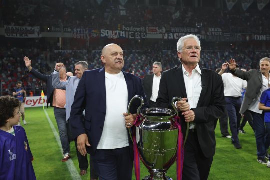 Mai multe legende ale Stelei, numite ”copilașii” lui Valentin Ceaușescu de Lăcătuș și Balint: ”S-au adunat pe lângă dânsul”