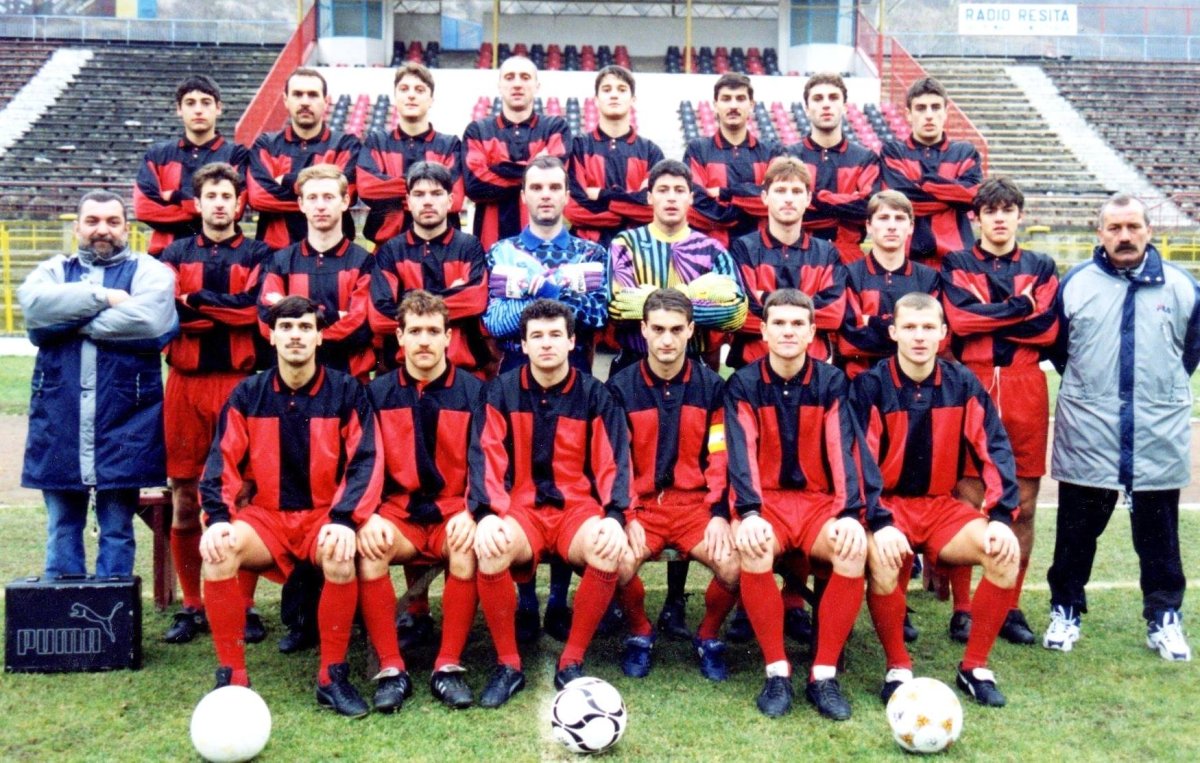 CSM Reșița în sezonul 1997-1998. Cristi e al cincilea de la stânga la dreapta pe rândul de sus, iar Mircea Chivu e primul din dreapta, pe rândul de mijloc