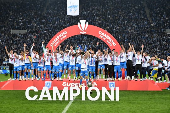 Oltenii au dat startul la petrecere în Bănie! Universitatea Craiova a primit trofeul de campioană a României