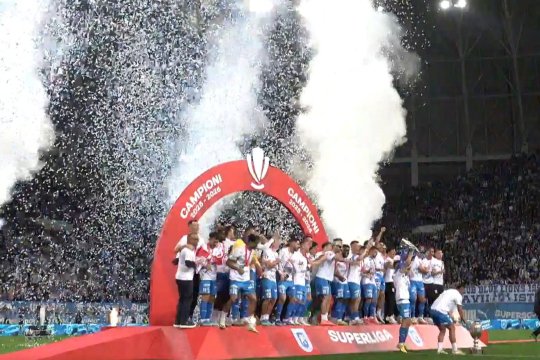 Oltenii au dat startul la petrecere în Bănie! Universitatea Craiova a primit trofeul de campioană a României