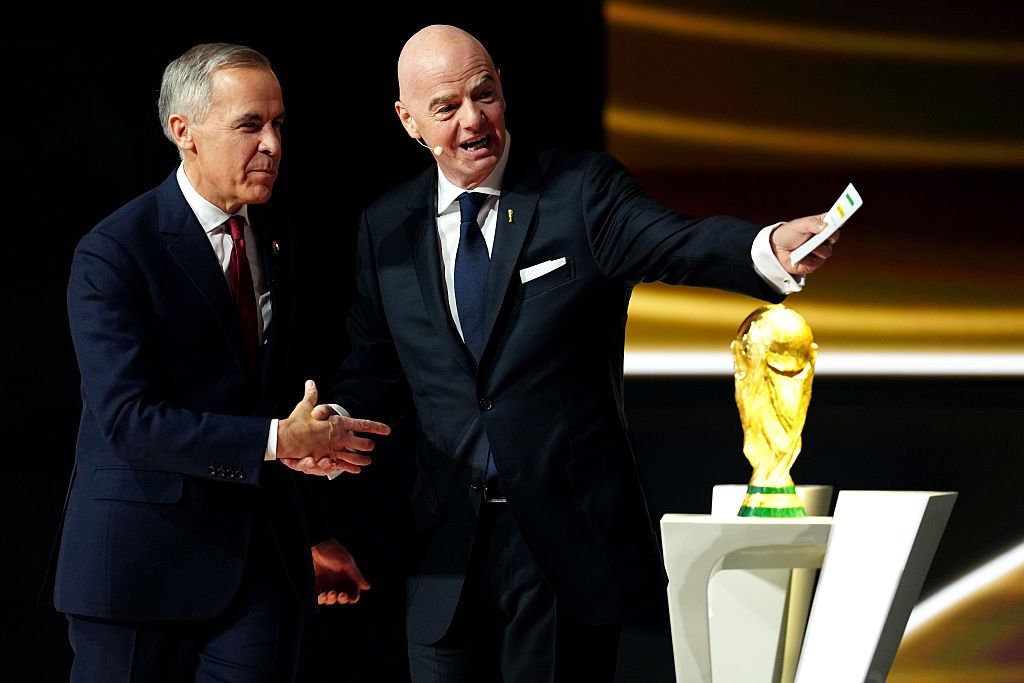 Premierul Canadei, Mark Carney (în stânga), alături de președintele FIFA, Gianni Infantino