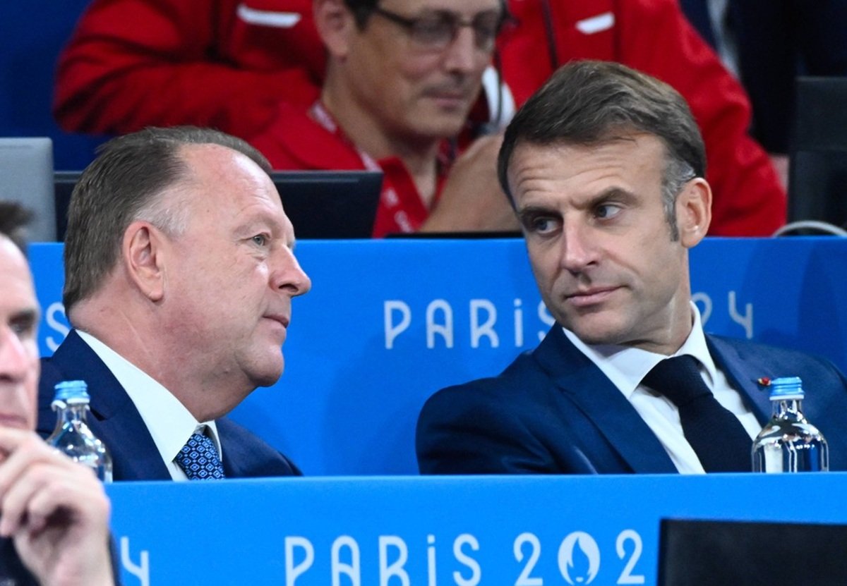 Marius Vizer (în stânga, în dialog cu Emmanuel Macron) are multă influență la nivel internațional