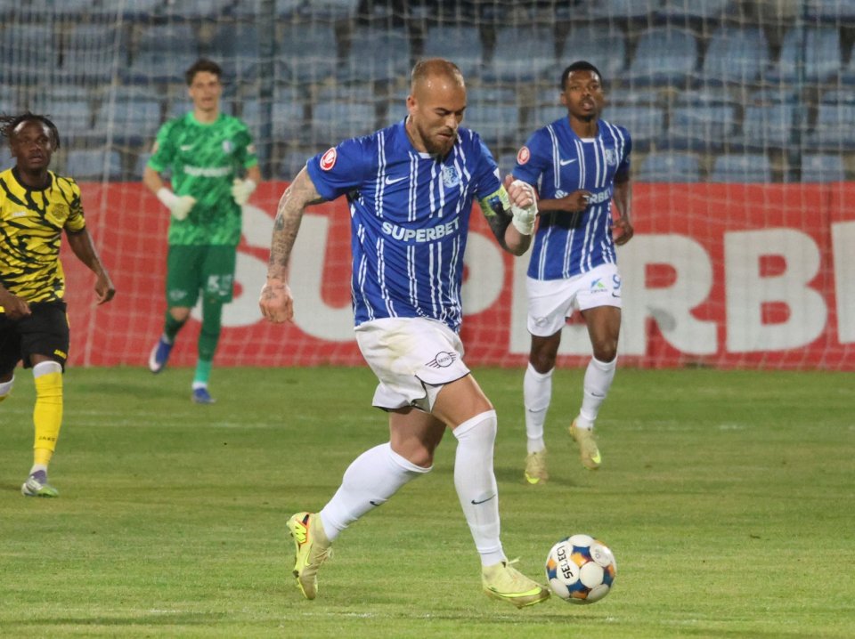 Chindia - Farul, LIVE SCORE, ora 17:30, pe iAMsport.ro.