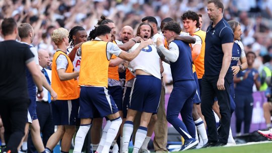 Coșmarul lui Tottenham a luat sfârșit: echipa lui Radu Drăgușin s-a salvat de la retrogradare!