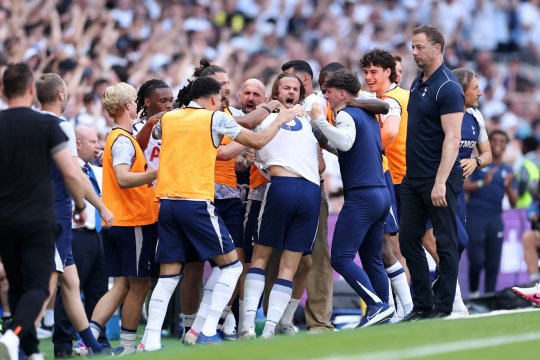 Coșmarul lui Tottenham a luat sfârșit: echipa lui Radu Drăgușin s-a salvat de la retrogradare!